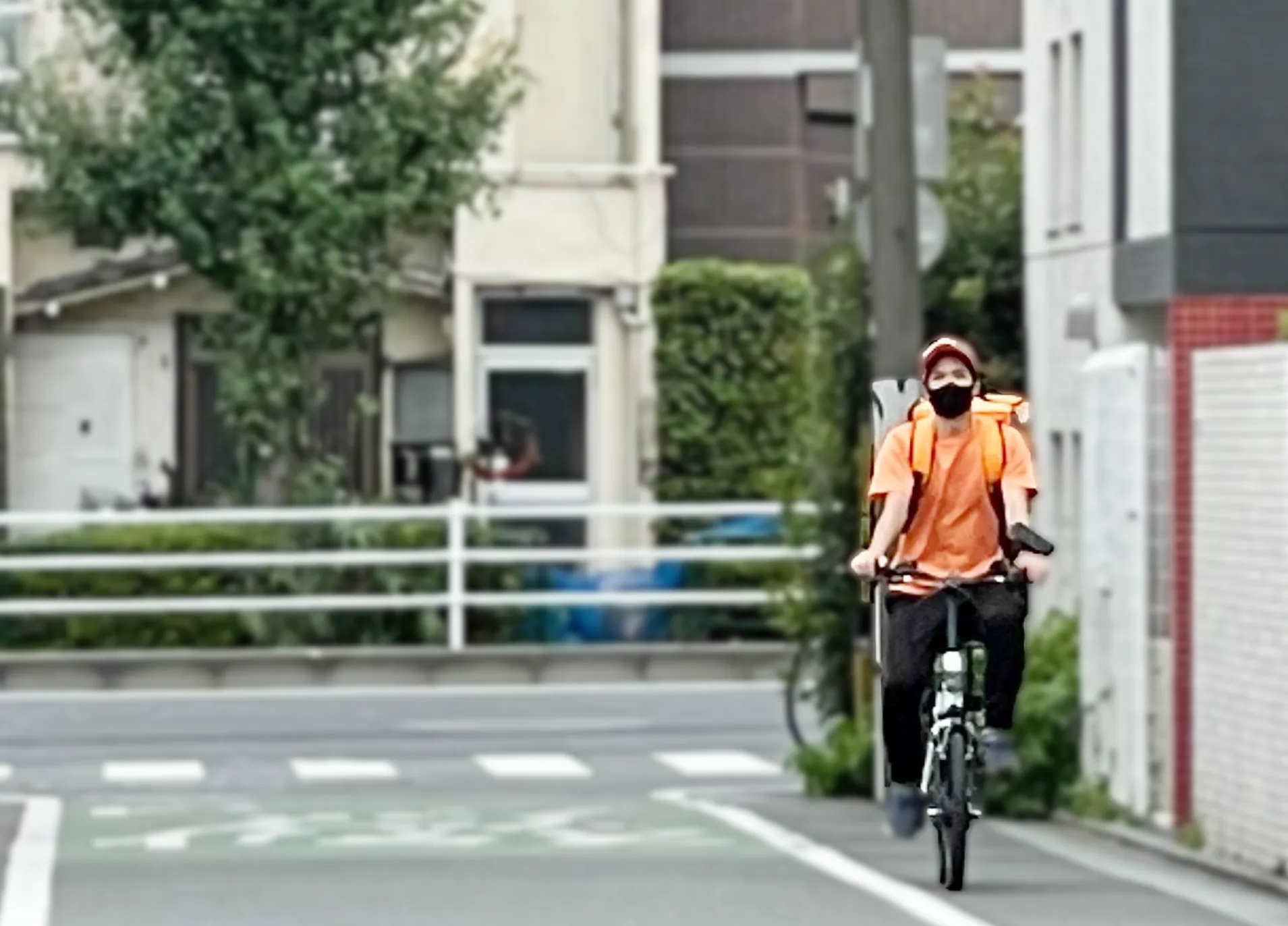 自転車で走行中のONIGOライダー
